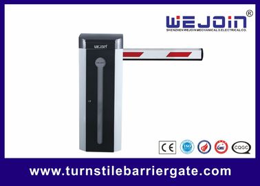 Portoni elettronici automatici della barriera del parcheggio con gomma protettiva e l'asta principale del semaforo